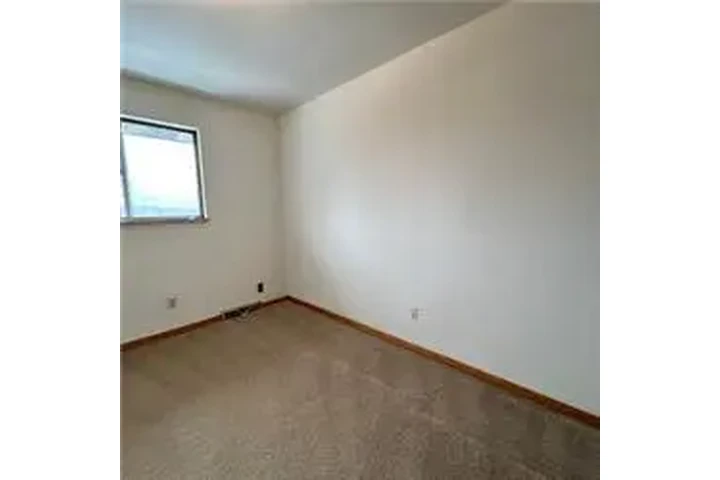 $750 : Rental property with 2 bedro image 5