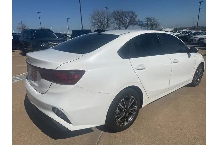 $17250 : Kia Forte 2023 LXS 4dr Sedan image 2