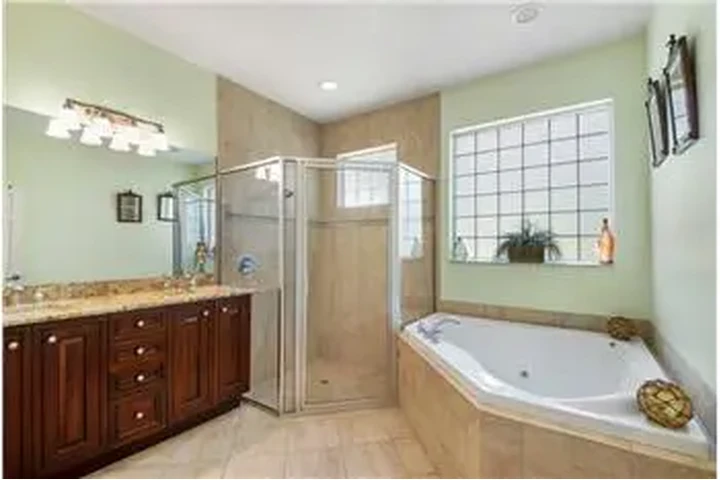 $5500 : Rental property with 5 bedro image 3