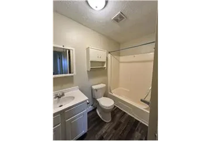 $750 : Rental property with 2 bedro image 9