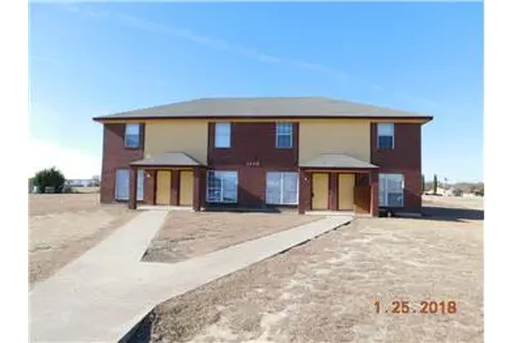 $800 : Rental property with 2 bedro image 1