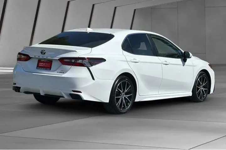$27000 : Toyota Camry Hybrid 2024 SE image 4
