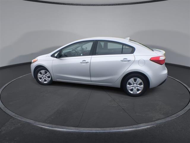 $9500 : PRE-OWNED 2016 KIA FORTE LX image 6