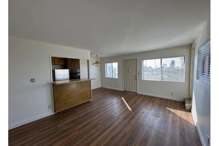 $1300 : Studio apartment Move-In-Ready image 2