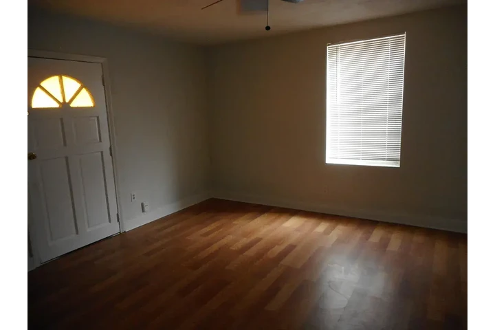 $1100 : 3 Recamaras 1 Baño image 2