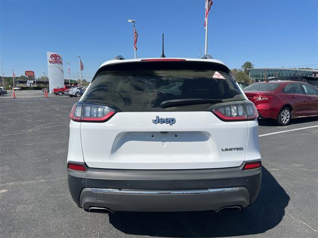 $19890 : PRE-OWNED 2019 JEEP CHEROKEE image 6