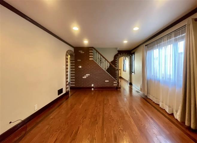 $1000 : spacious hardwood floors home image 3