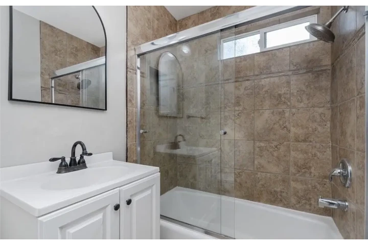 $2400 : Spacious 3 Bedroom Home in image 9