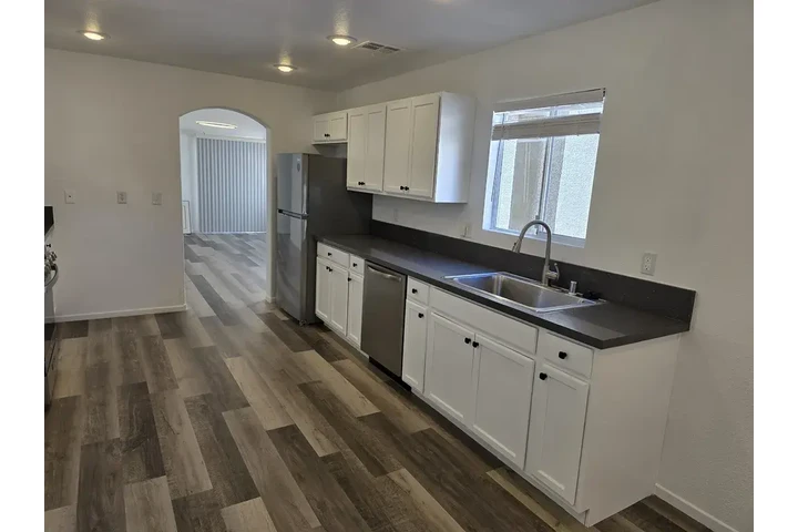 $1290 : Single story with 3 bedrooms image 3