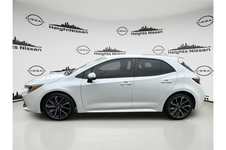 $17990 : Toyota Corolla Hatchback 202 image 2