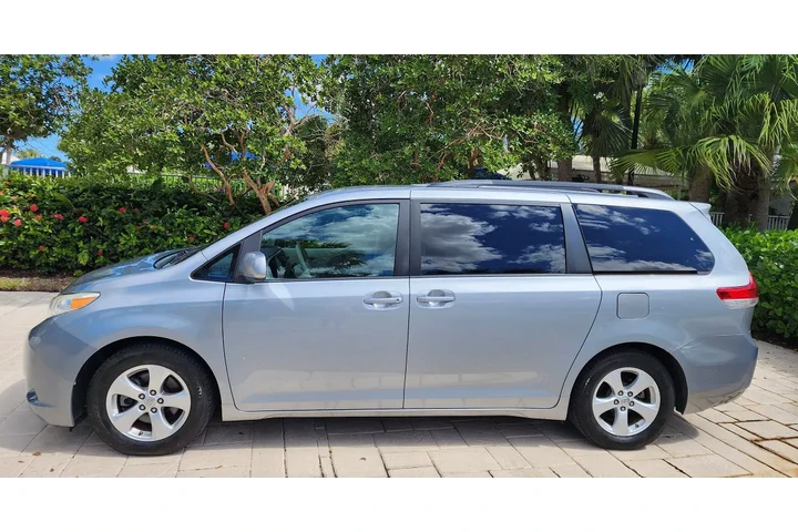 $9900 : 2015 Toyota Sienna LE Minivan image 1