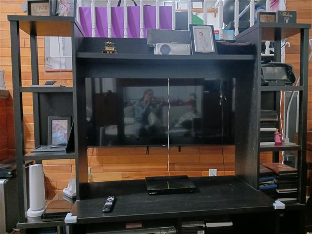 $70 : Mueble negro para el televisor image 1