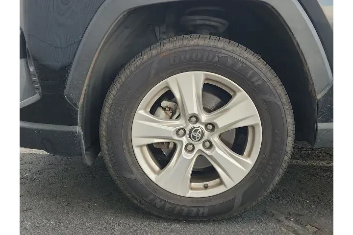 $23300 : Toyota RAV4 2021 AWD XLE 4dr image 4