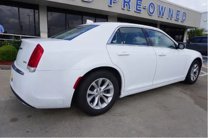 $13888 : Chrysler 300 2016 Limited 4d image 6