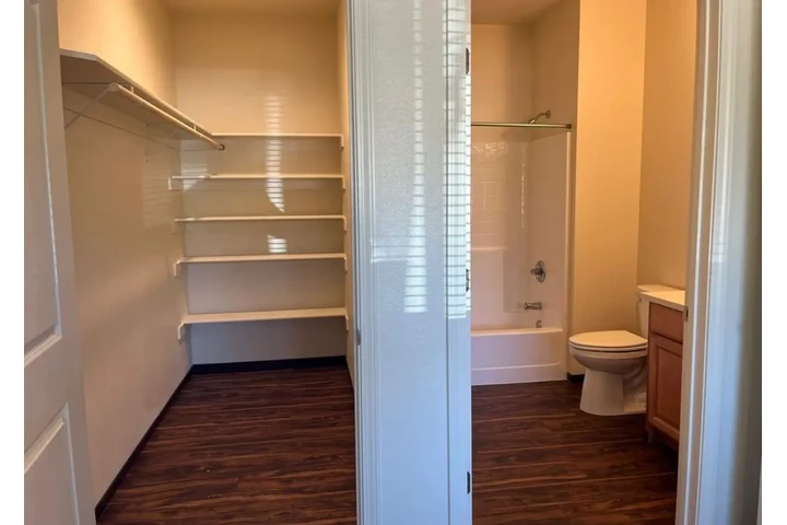 $1050 : Rent image 4