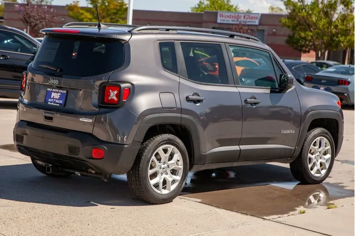 2018 Renegade Latitude image 5
