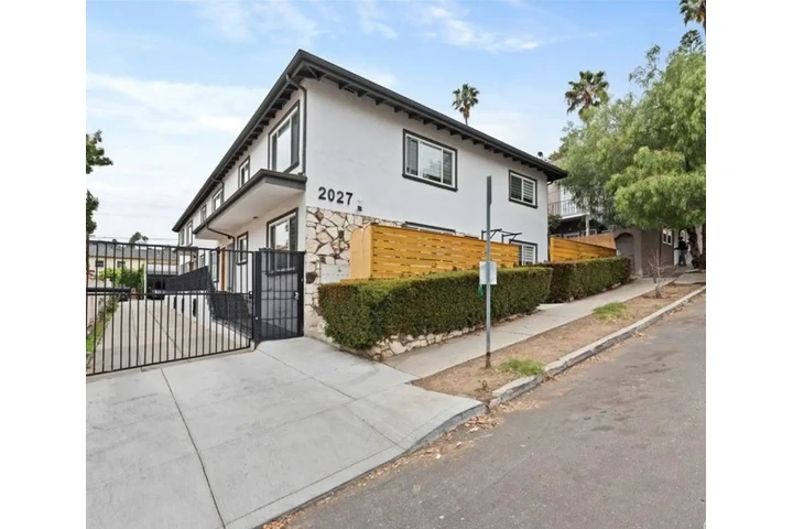 $1950 : 2 BEDROOM APT IN CARSON image 1