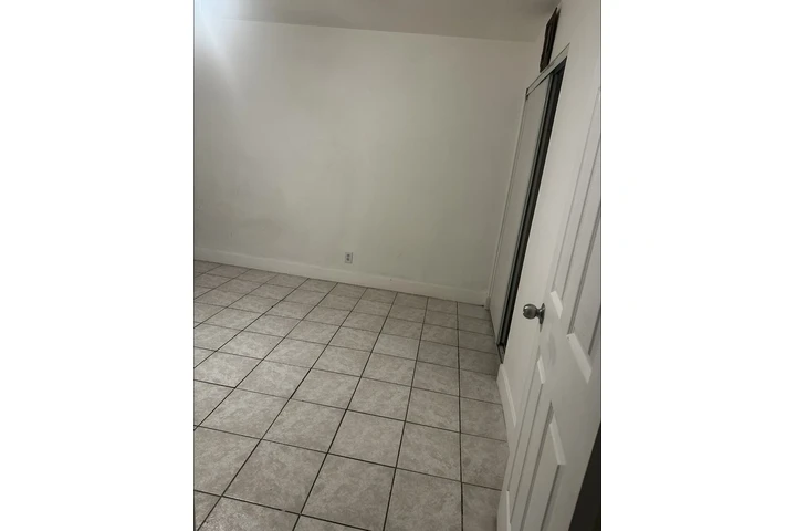 $1250 : Cuarto con baño image 2