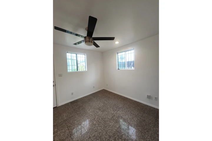 $1000 : Se renta cuarto bano propio image 5