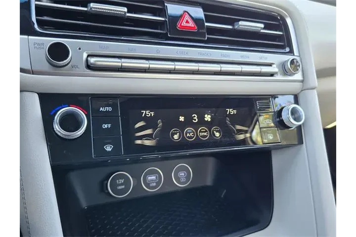 $33589 : Genesis G70 2025 2.5T Standa image 9