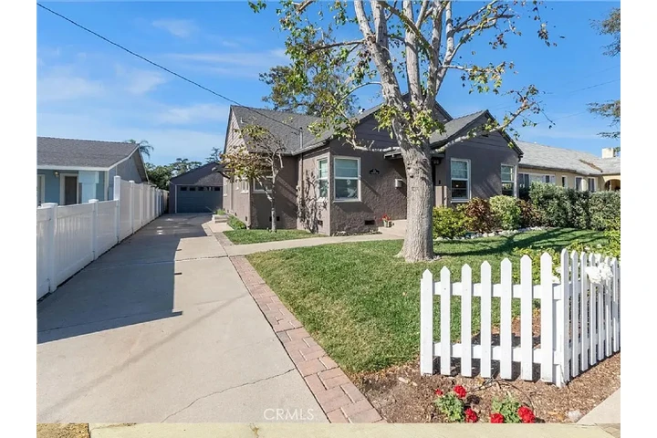 $1000 : freshly painted Newly home image 1
