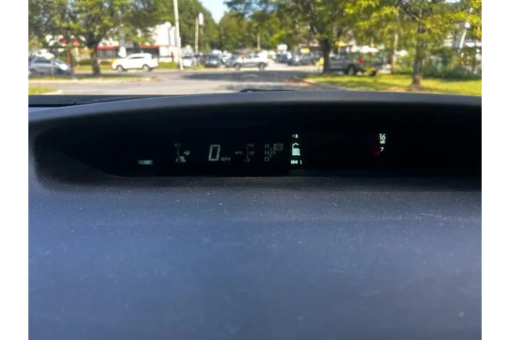 2014 Prius Three image 9