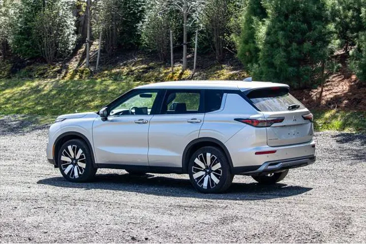 $22895 : Mitsubishi Outlander 2025 SE image 5
