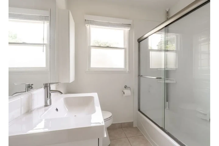 $2400 : 3Bed/2Bed House available now image 9