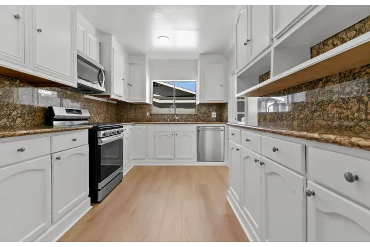 $2400 : 3 bedroom house In LA for rent image 6