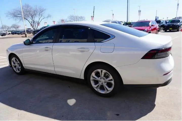 $27888 : Honda Accord 2025 LX 4dr Sed image 4