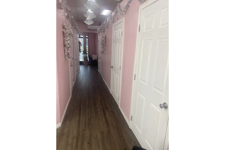 $100 : Estaciones de belleza image 1