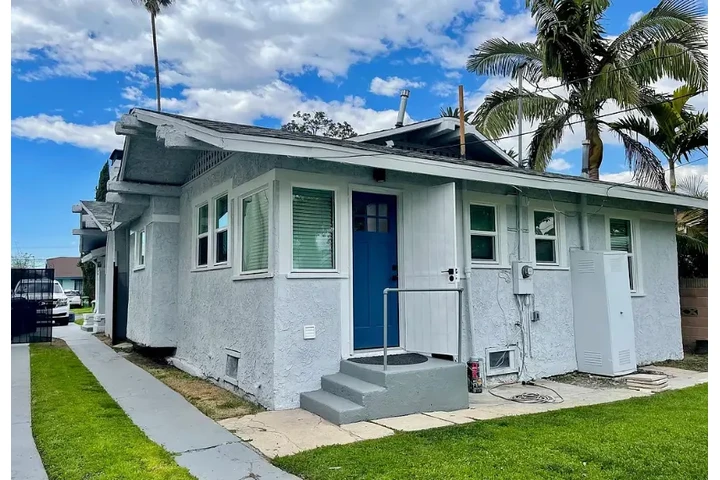 $2400 : 3 Bedroom Home in Los Angeles image 2