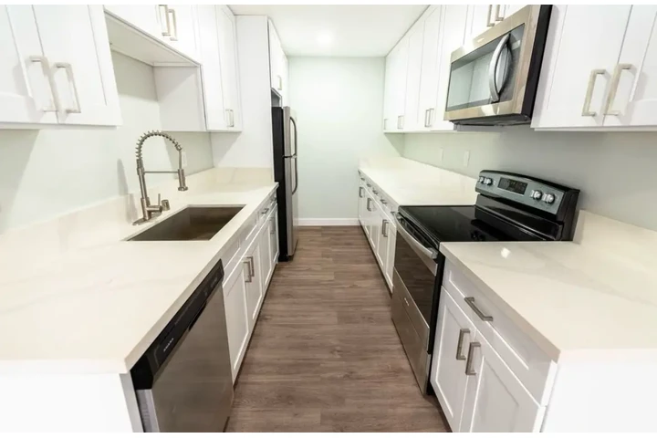 $1885 : Beautiful 2BED 1BA Apt in LA image 3