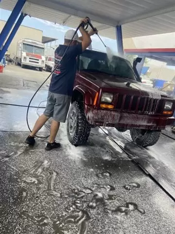 Los Chavalones Car Wash image 2