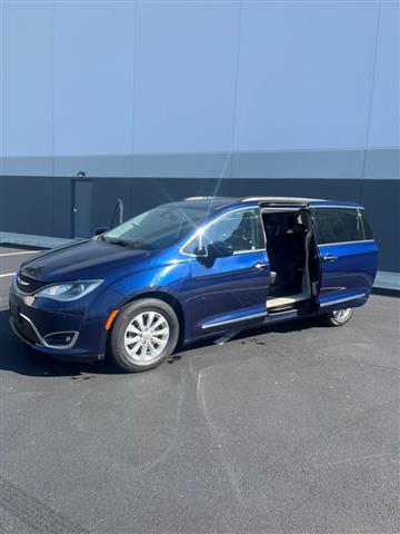 $13995 : 2017 Pacifica Touring-L image 9