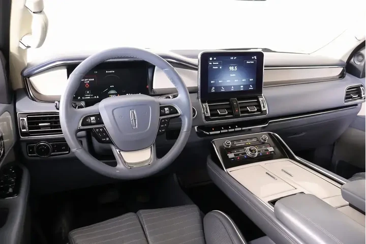 $33749 : Lincoln Navigator L 2019 4x4 image 2