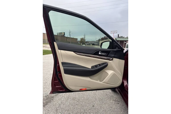 $17750 : 2018 Maxima Platinum image 7