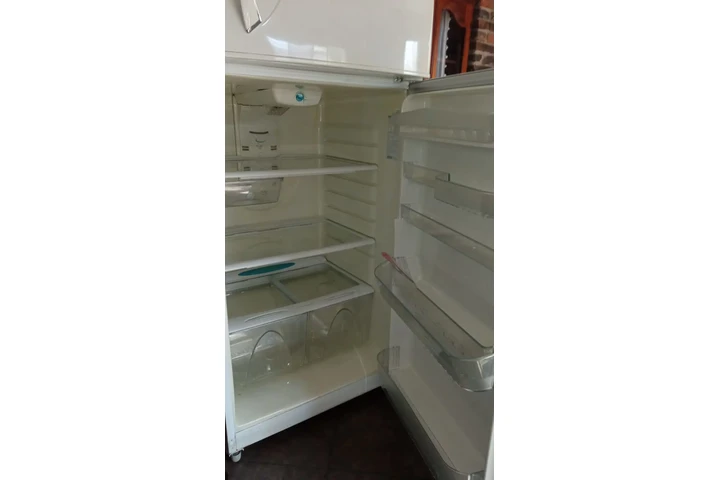 $6150 : Refrigerador Blanco Mabe Usado image 10