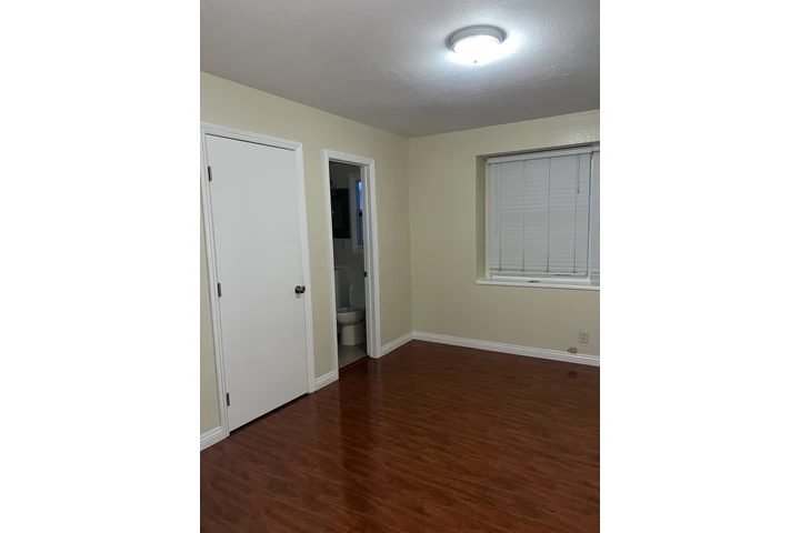 $1200 : Se Renta Cuarto con Baño priv. image 3