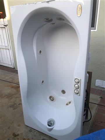 $150 : Jacuzzi whirlpool. Bath image 1