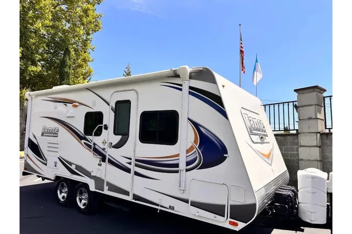 $18995 : 2013 Lance 1985 model 23 ft image 5
