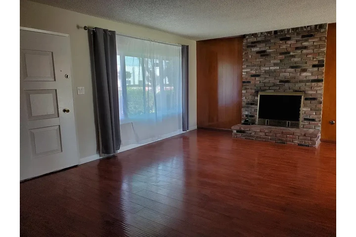 $1550 : Downey 3 & 2 Available image 5