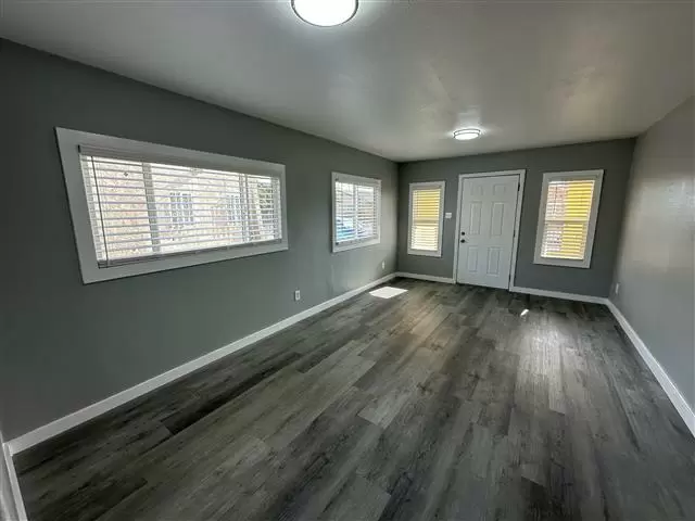 $2450 : Casa Amplia 2rec Remodelada image 6