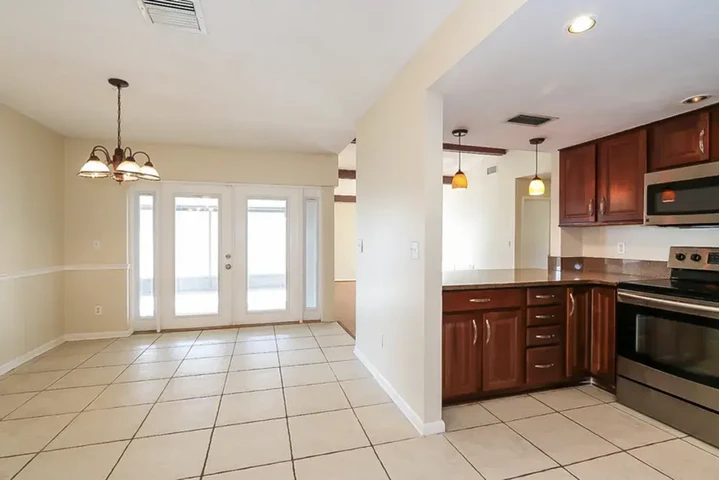 $2345 : GOOD USE SINGLE HOME image 7