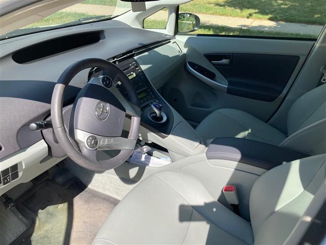 $5500 : 2012 Toyota prius IV Hybrid image 3