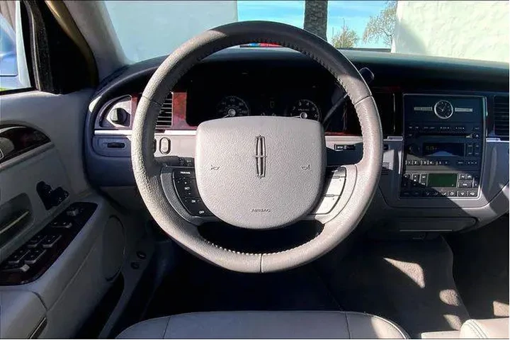 $11985 : Lincoln Town Car 2006 Signat image 5