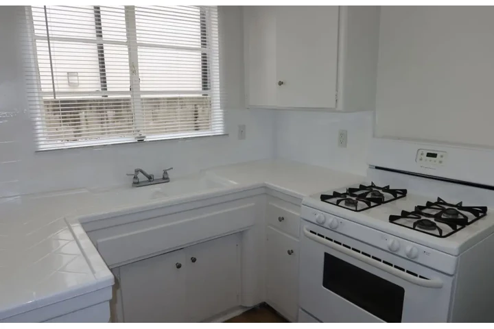 $1500 : 1 bedroom unit in Gardena image 5