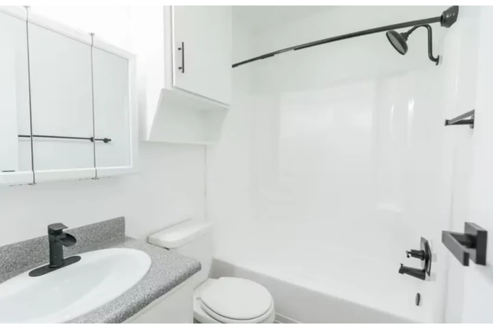 $1500 : 1 bedroom apartment in LA image 9