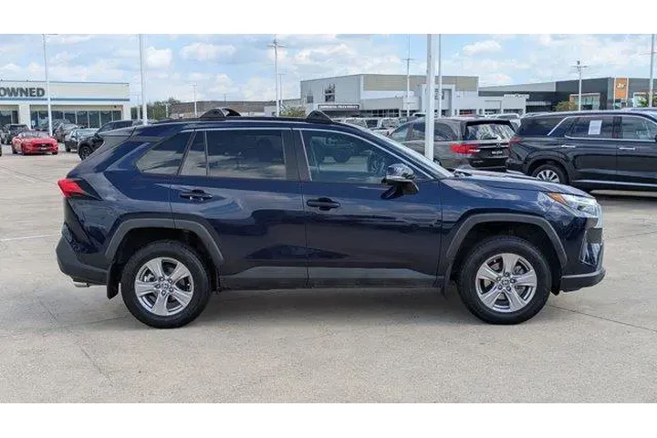 $25995 : Toyota RAV4 2023 XLE 4dr SUV image 2