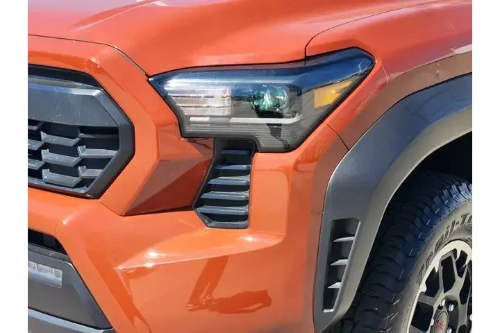 $39746 : Toyota Tacoma 2025 4x4 SR5 4 image 9